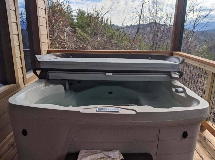* * 4 Master Bedrooms, Views, Theater, Arcade, Evc Gatlinburg Exterior photo