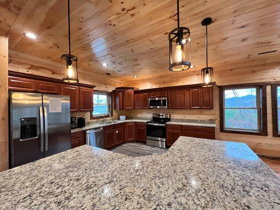 * * 4 Master Bedrooms, Views, Theater, Arcade, Evc Gatlinburg Exterior photo