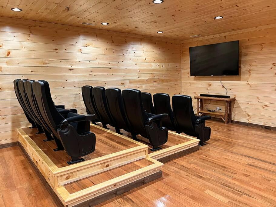 * * 4 Master Bedrooms, Views, Theater, Arcade, Evc Gatlinburg Exterior photo